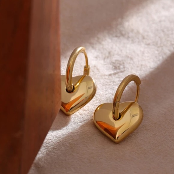đź’›Gold plated Heart Huggie Earrings - Picture 6 of 6